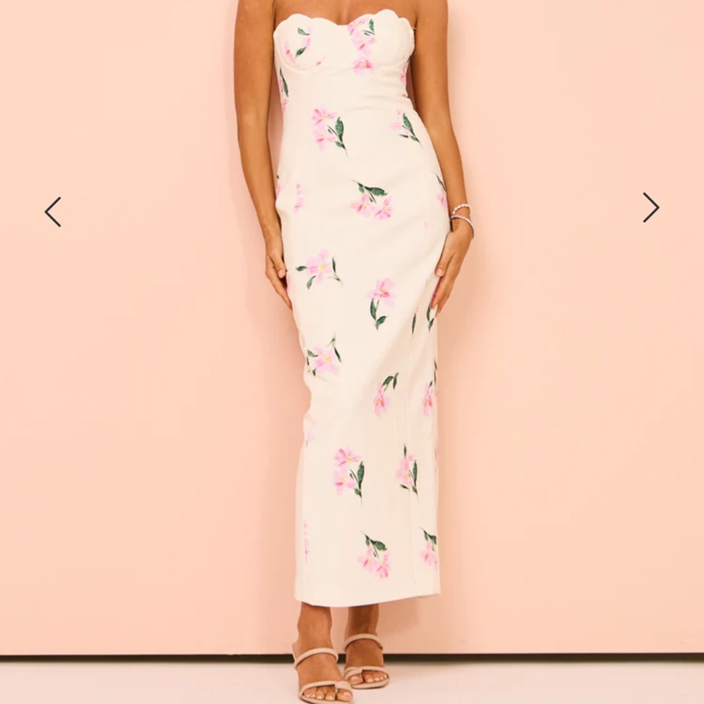 NWT!! Coco and Lola Issy Scalloped Bodice Midi Dress in Rose Print. So pretty!